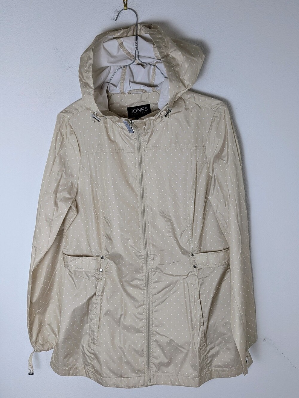 Jones New York Women's size Small Parka in a Pocket Windbreaker Jacket Beige